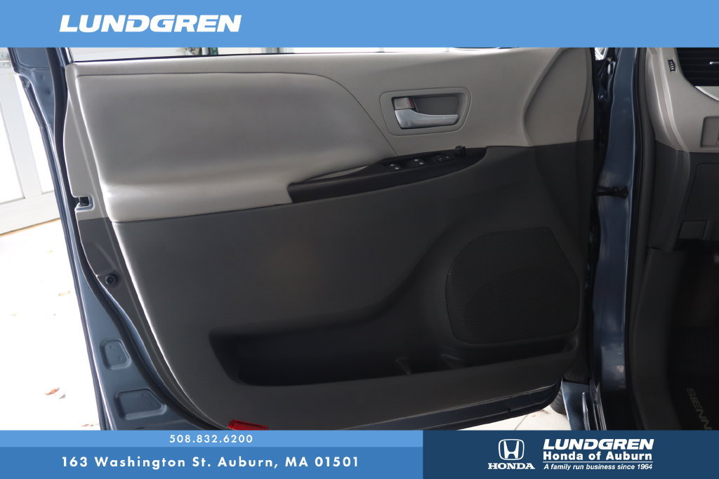 Used 2017 Toyota Sienna LE AWD/4WD image 9