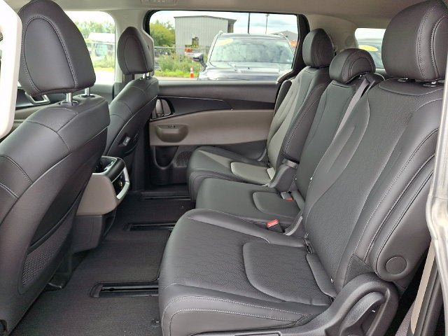Used 2026 Kia Carnival FWD image 10