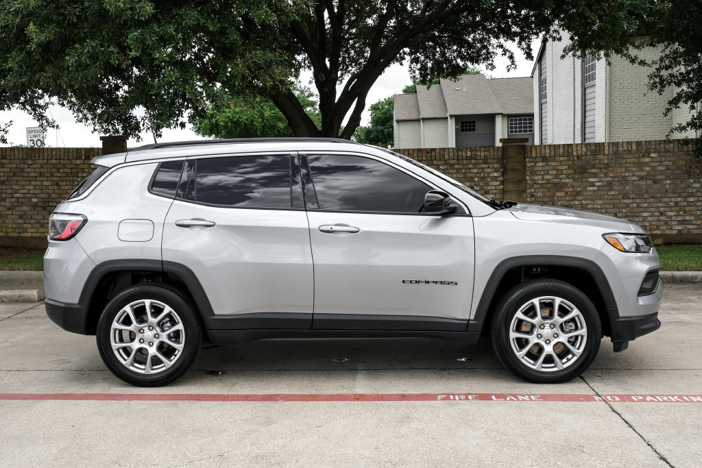Used 2023 Jeep Compass Latitude AWD/4WD image 14
