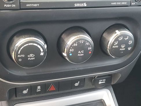 Used 2017 Jeep Compass Latitude FWD image 14