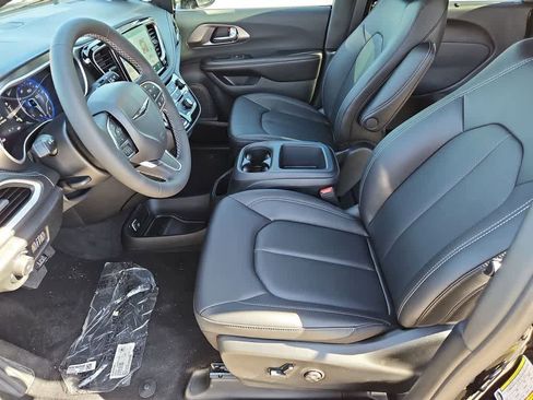 New 2026 Chrysler Pacifica Select image 17