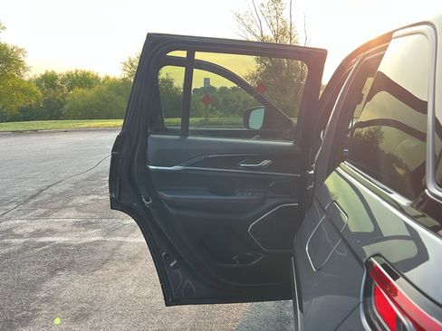 Used 2022 Jeep Grand Cherokee Trailhawk image 38