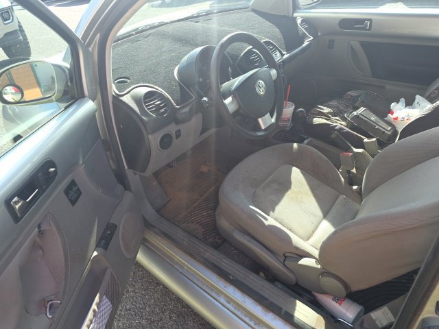 Used 2004 Volkswagen Beetle GL FWD image 3