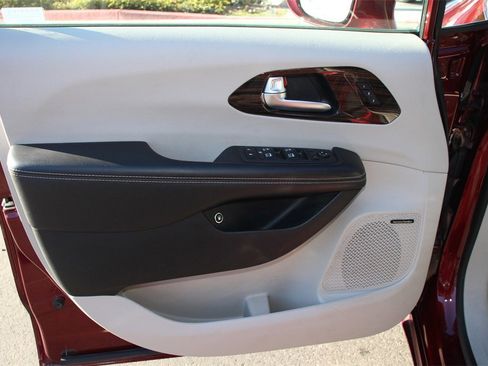 Used 2022 Chrysler Pacifica Limited image 19