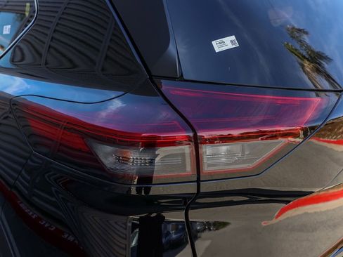 Used 2025 Nissan Rogue SV AWD/4WD image 7