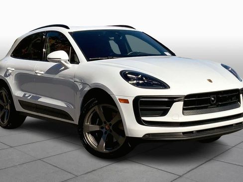 Used 2025 Porsche Macan image 2