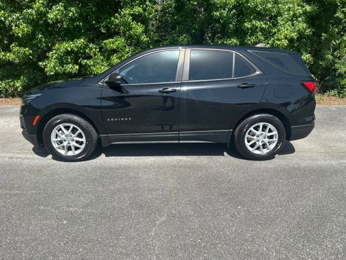 Used 2023 Chevrolet Equinox LS image 2