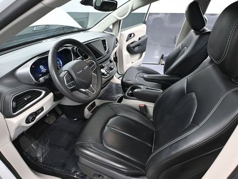 Used 2023 Chrysler Pacifica Touring-L image 21