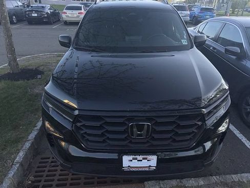 Used 2025 Honda Pilot Sport image 2