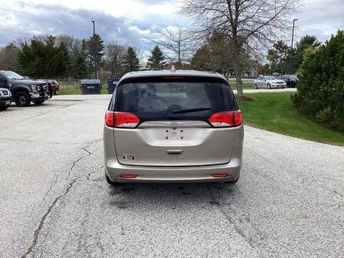 Used 2017 Chrysler Pacifica Touring w/ Tire & Wheel Group FWD image 5
