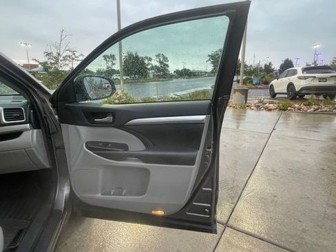 Used 2019 Toyota Highlander XLE w/ Carpet Mat Package (TMS) AWD/4WD image 32