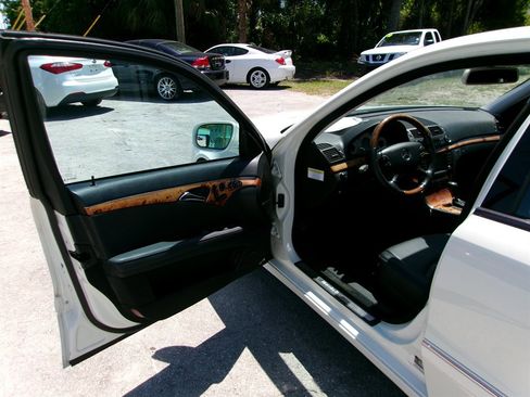 Used 2008 Mercedes-Benz E 350 4MATIC Sedan image 13