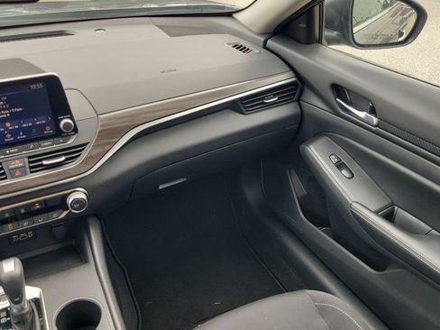 Used 2025 Nissan Altima 2.5 SV FWD image 13