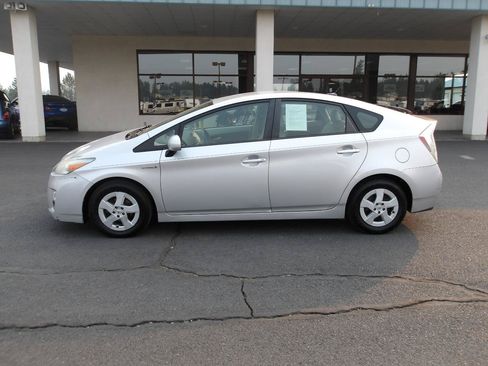 Used 2010 Toyota Prius Three FWD image 2