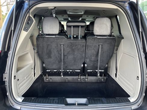 Used 2016 Chrysler Town & Country Touring-L image 14