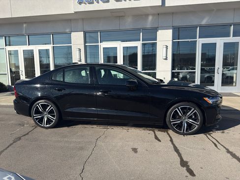 Used 2021 Volvo S60 T5 R-Design image 2