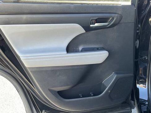 Used 2021 Toyota Highlander XLE AWD/4WD image 17