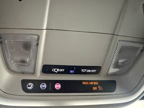 Used 2021 Chevrolet Traverse LT image 24