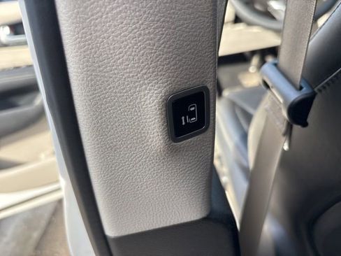 Used 2024 Chrysler Pacifica Touring-L image 14