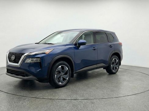 Used 2025 Nissan Rogue SV image 3