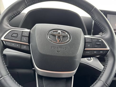 Used 2025 Toyota Highlander LE FWD image 29