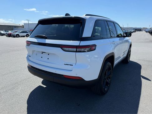 Used 2025 Jeep Grand Cherokee Limited w/ Black Appearance Package image 9