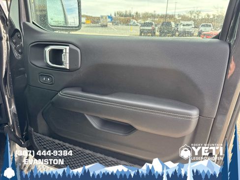 Used 2023 Jeep Gladiator Overland image 12