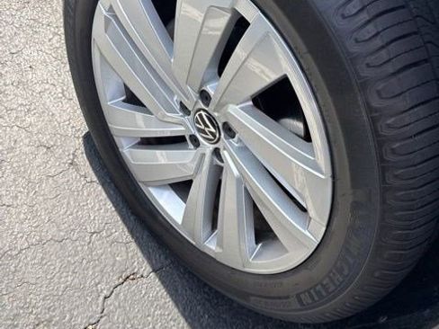 Used 2020 Volkswagen Atlas Cross Sport SE image 12