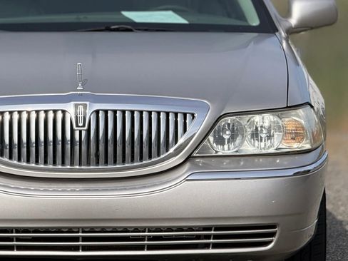 Used 2005 Lincoln Town Car Signature image 12