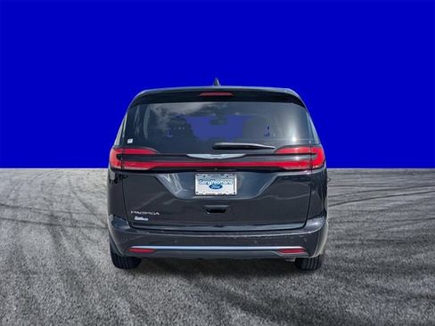 Used 2023 Chrysler Pacifica Touring-L FWD image 5