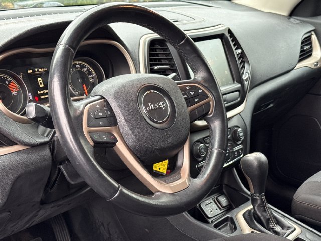 Used 2016 Jeep Cherokee Latitude w/ Comfort & Sound Group FWD image 18