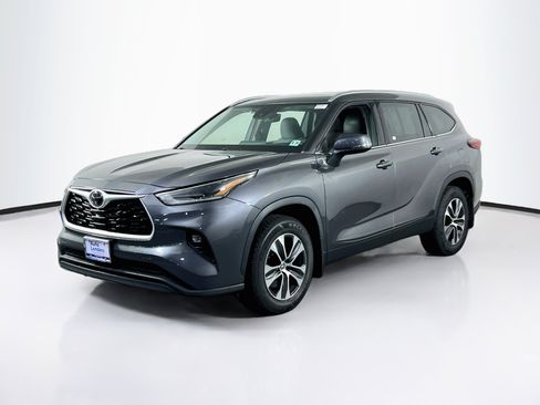Used 2021 Toyota Highlander XLE AWD/4WD image 1