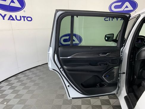 Used 2022 Jeep Grand Cherokee L Overland w/ Luxury Tech Group IV RWD image 30