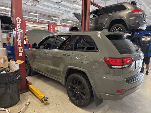 Used 2020 Jeep Grand Cherokee Altitude image 2