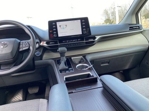 Used 2024 Toyota Sienna LE image 14