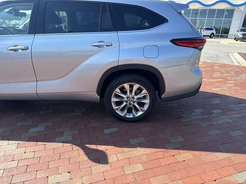 Used 2021 Toyota Highlander Limited FWD image 6