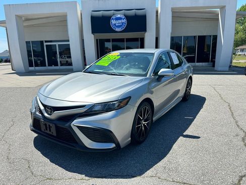 Used 2022 Toyota Camry SE FWD image 1
