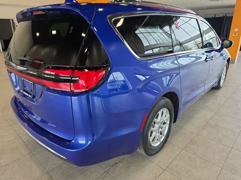 Used 2021 Chrysler Pacifica Touring-L w/ Uconnect Theater Family Group FWD image 5