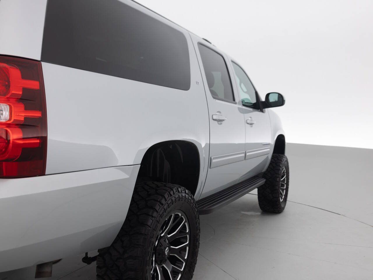 Used 2013 Chevrolet Suburban LT w/ Luxury Package AWD/4WD image 14