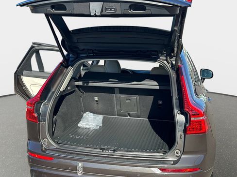 Certified 2023 Volvo XC60 B5 Plus w/ Climate Package image 11