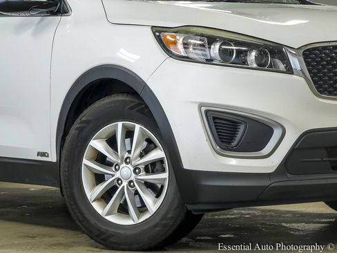 Used 2017 Kia Sorento AWD w/ LX Convenience Package image 4