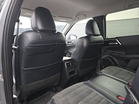 Used 2024 Mitsubishi Outlander SE image 36