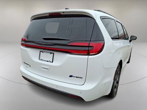 Used 2025 Chrysler Pacifica Premium image 10