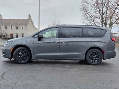 Used 2025 Chrysler Pacifica Premium image 22