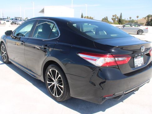 Used 2018 Toyota Camry SE w/ Convenience Package FWD image 5