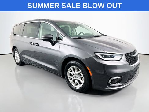 Used 2023 Chrysler Pacifica Touring-L FWD image 1