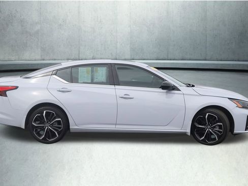 Used 2024 Nissan Altima 2.5 SR w/ SR Premium Package AWD/4WD image 11