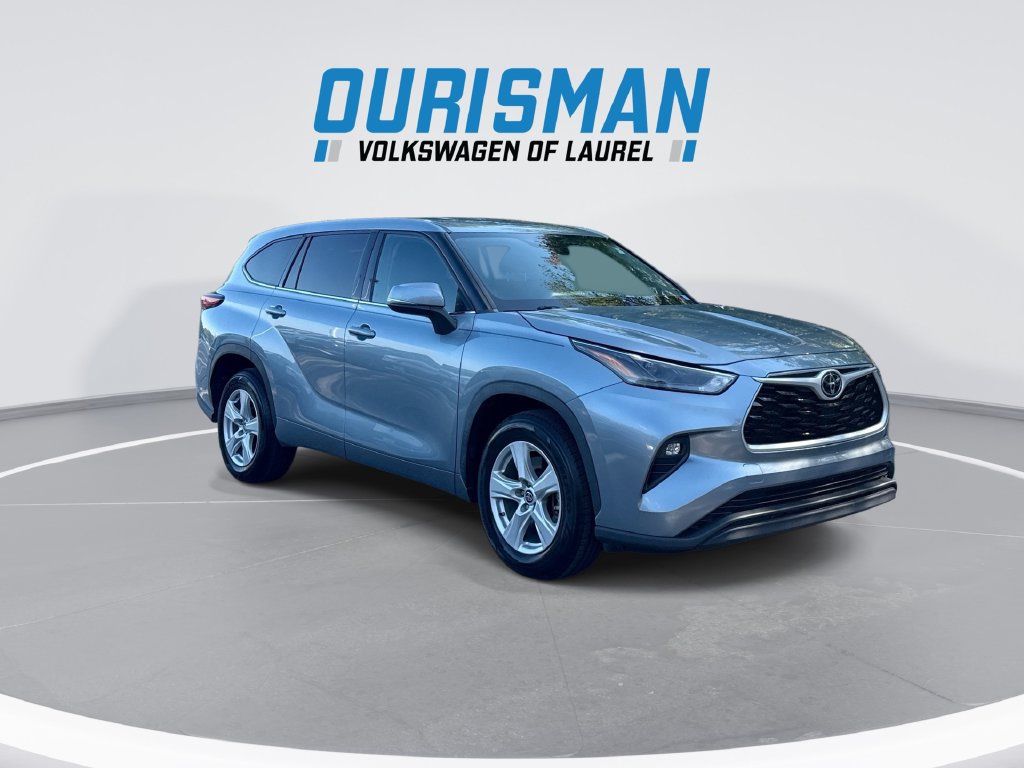 Used 2022 Toyota Highlander LE FWD image 2