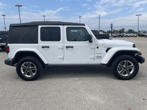 Used 2018 Jeep Wrangler Unlimited Sahara AWD/4WD image 3