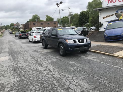 Used 2017 Nissan Frontier SV RWD image 2